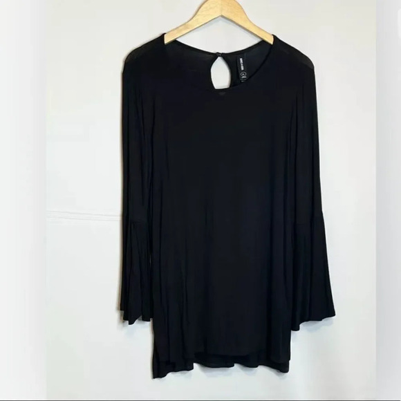 Agnes & Dora | Bell Sleeve Tunic Top Split Sleeve Keyhole Back - Picture 3 of 9
